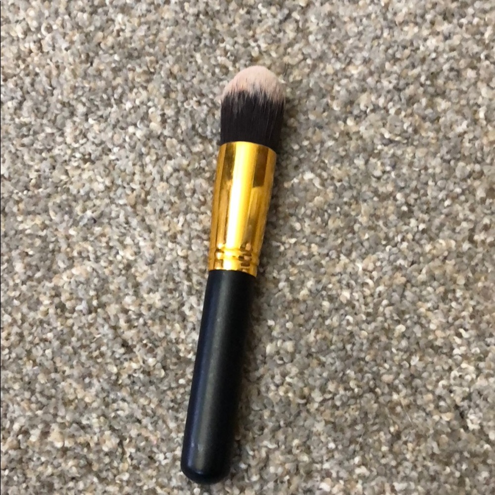 A concealer brush